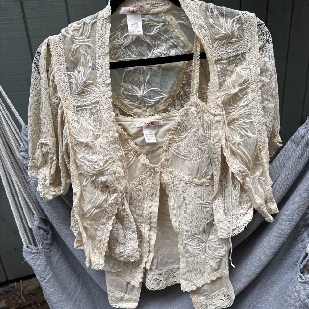 Embroidered Lace-Trim Ivory Blouse - Unlabeled/Vintage Style